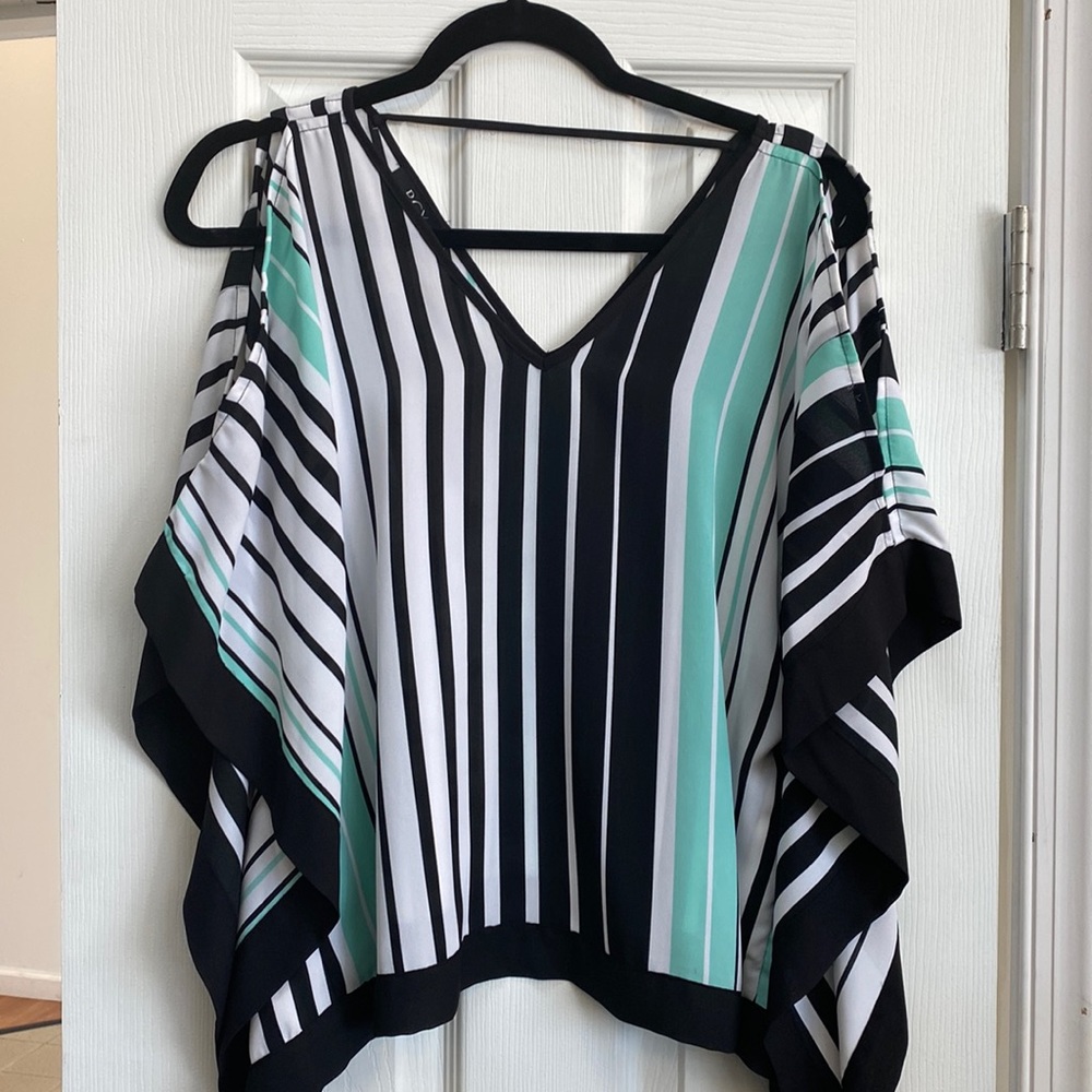 Off the shoulder , V neck Kaftan style top.